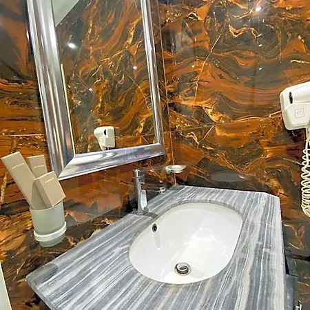 Hotel Deluxe