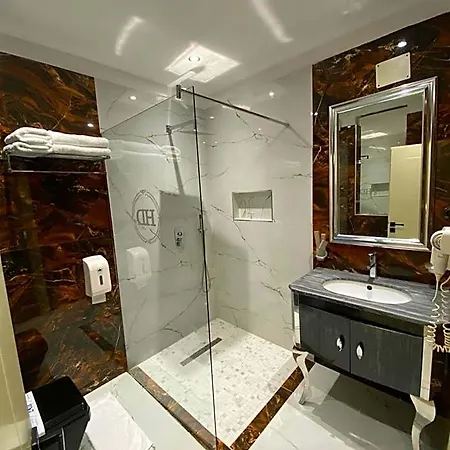 Deluxe 2* Tirana